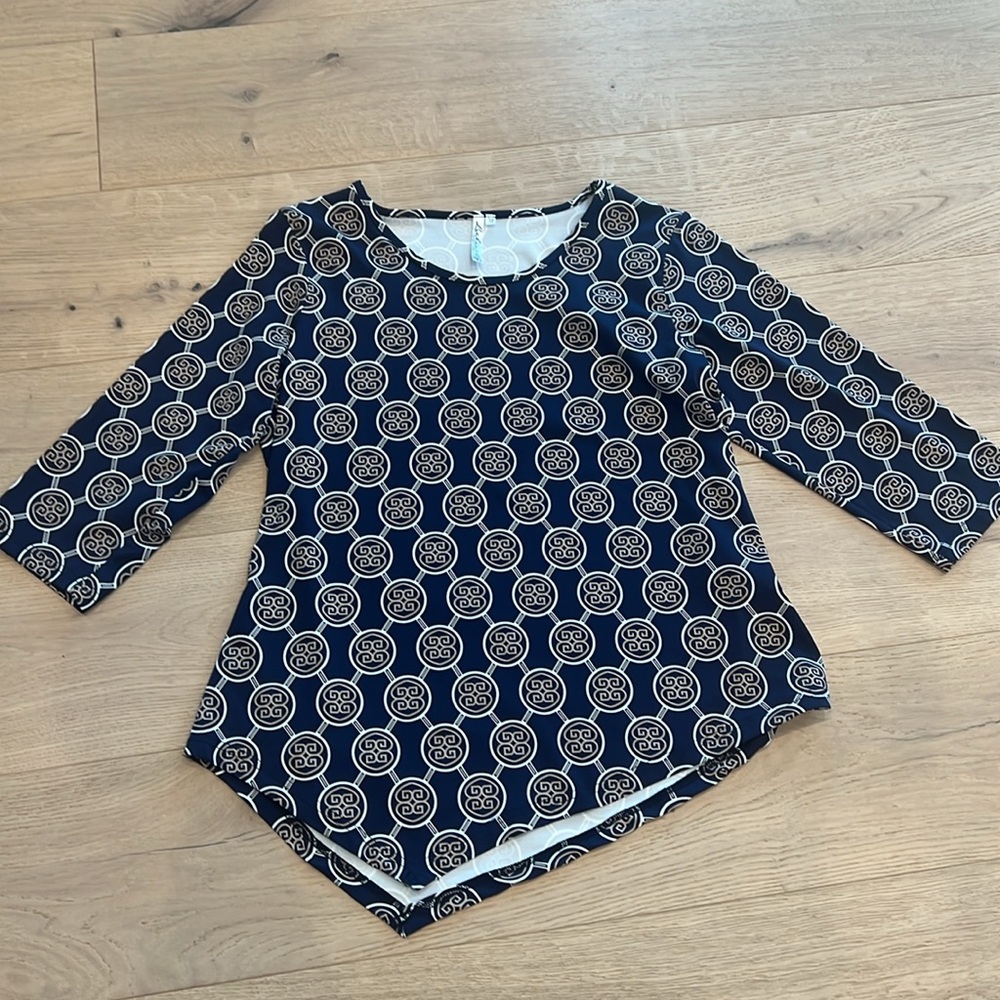 Lulu B Top 3/4 Sleeve Asymmetrical Navy, Tan, And White Top Medium UPF - Picture 2 of 6